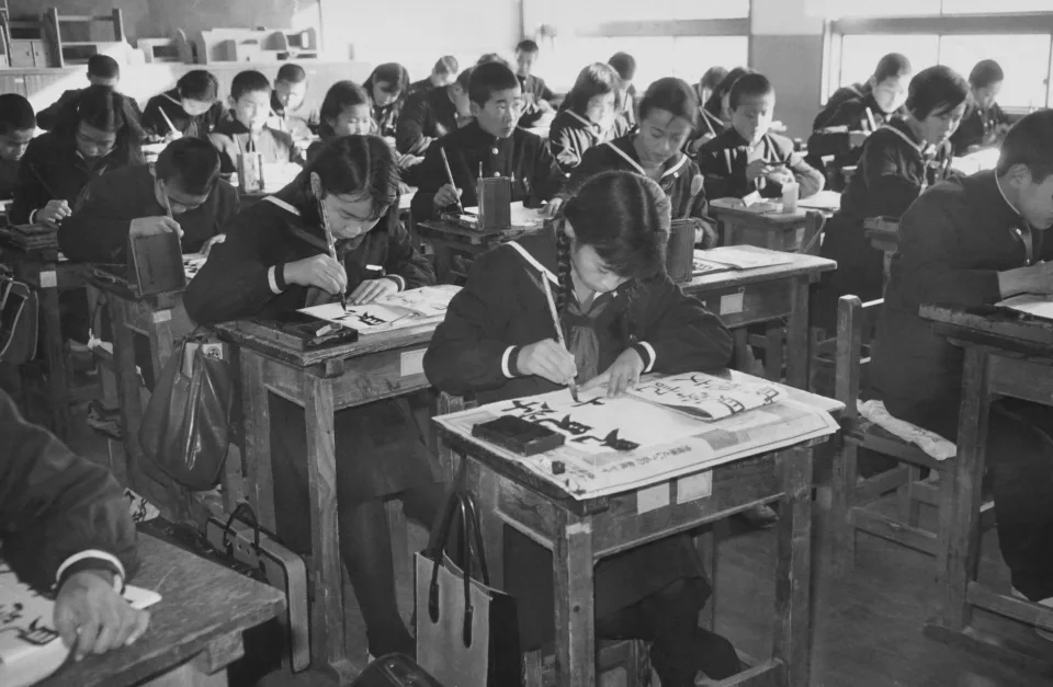 Giảng viên chữa bài
